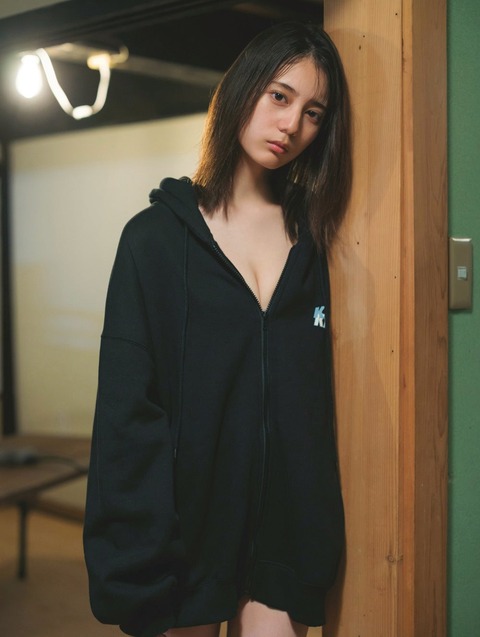 日向坂46小坂菜緒1st水着写真集「君は誰?」