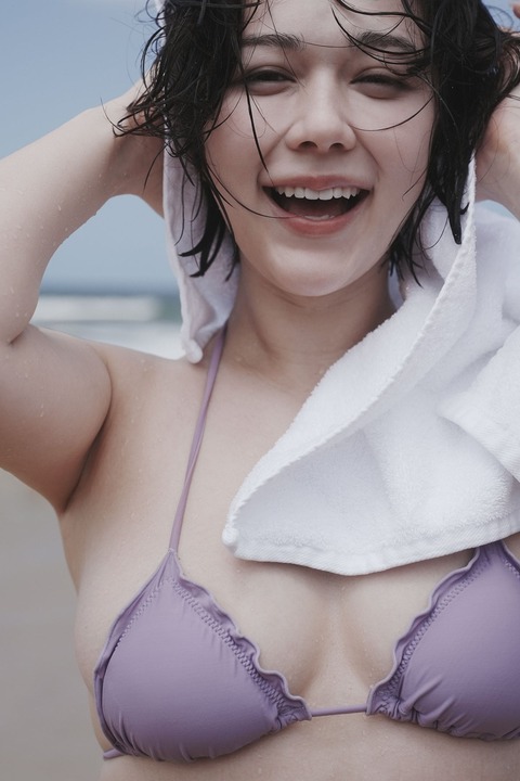 村重杏奈の最新写真集の先行カット