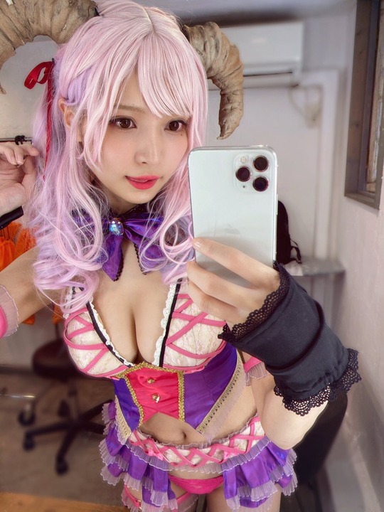 似鳥沙也加の「週プレ」サキュバス仮装