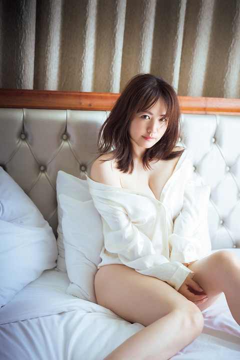 磯山さやか写真集『and more』6