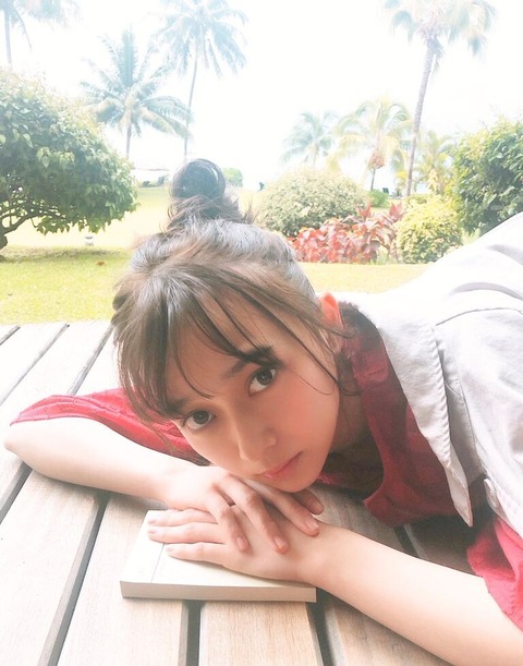 鈴木絢音1st写真集「光の角度」