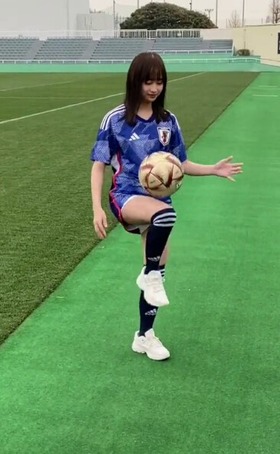 日向坂46影山優佳リフティング (7)
