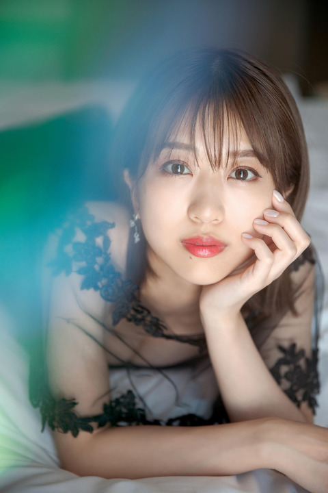 AKB48篠崎彩奈1st水着グラビアDVD「Decade with you」