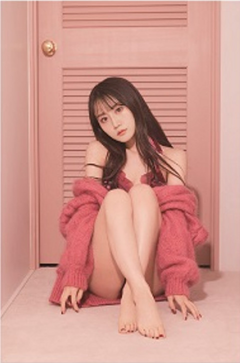 小倉唯水着写真集「Yui colore…」