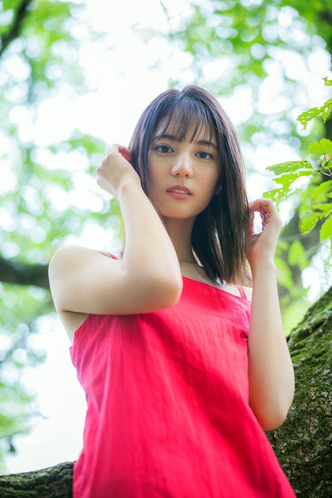 日向坂46小坂菜緒1st水着写真集「君は誰?」