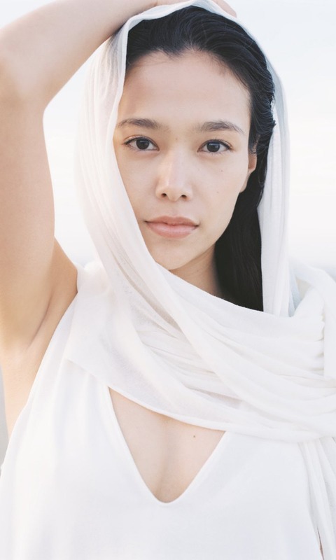 草刈麻有「週刊プレイボーイ」水着グラビア