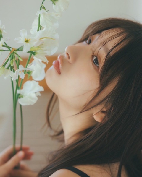 一ノ瀬瑠菜ヤングチャンピオンデジタル写真集「ねえ、聴いて。」