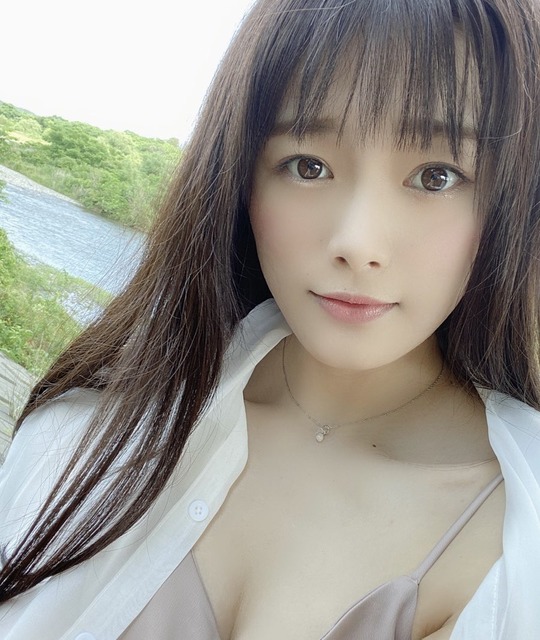 長谷川玲奈1st写真集『一瞬の光』
