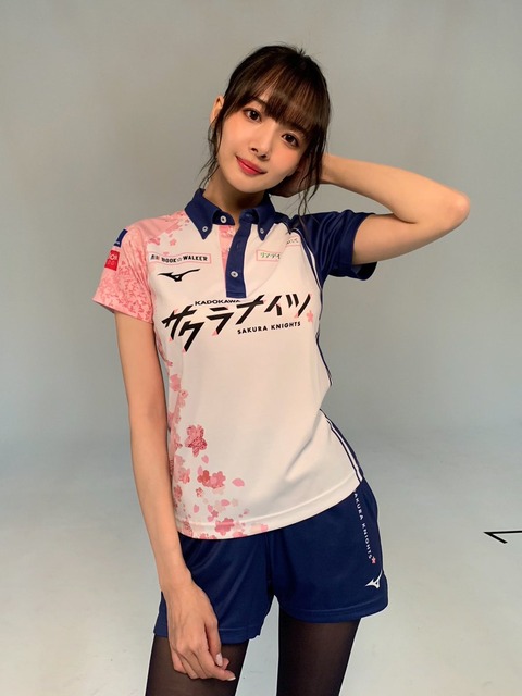 岡田紗佳「KADOKAWAサクラナイツ」新ユニフォーム姿