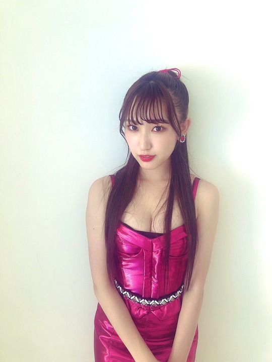 NMB48原かれん胸谷間衣装