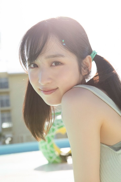 AKB48小栗有以1st水着写真集「君と出逢った日から」