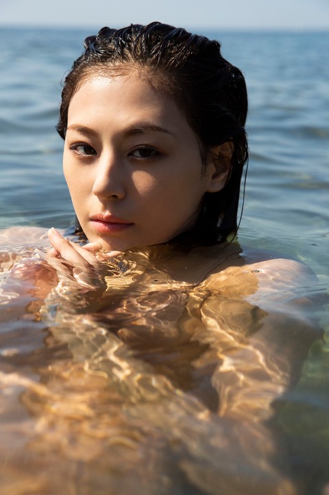 「月刊西内まりや」水着姿カット