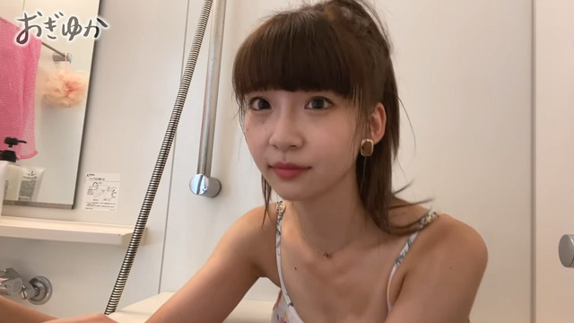 荻野由佳が日焼け水着姿で自宅風呂に入浴 (10)