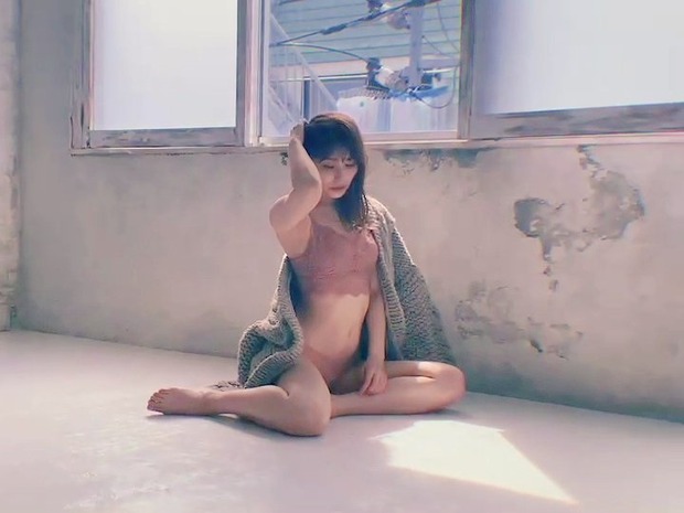 宮崎理奈2022年カレンダー下着姿