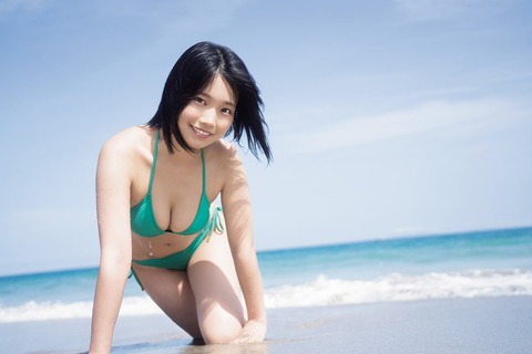 夏目綾の水着グラビア