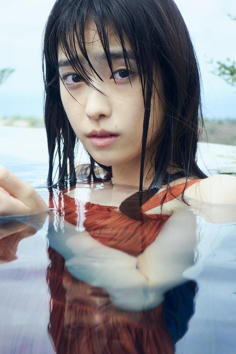 髙橋ひかるファースト写真集「WATERFALL」