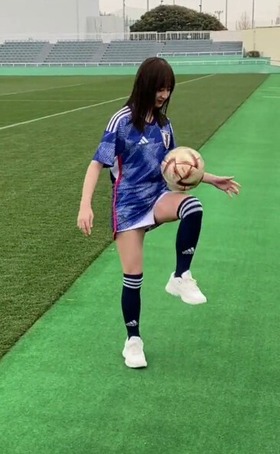 日向坂46影山優佳リフティング (10)