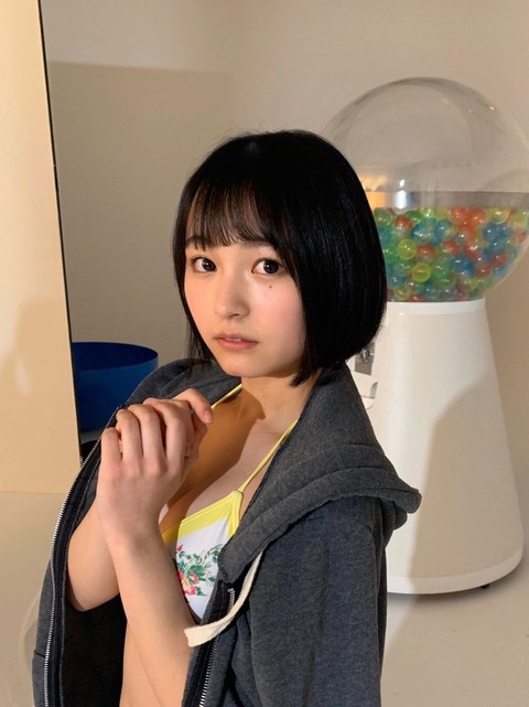 桐原美月ヤンジャン水着グラビア