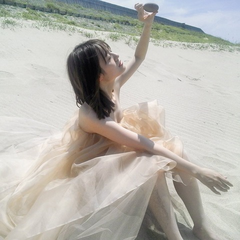 声優の伊藤美来の写真集