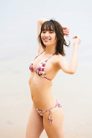 浅川梨奈デビュー10周年記念写真集 『GR∞WTH <グロース data-eio=