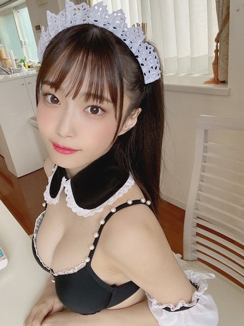 岸みゆのメイド水着グラビア