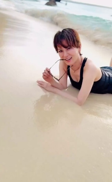 鈴木砂羽52歳水着ショット (6)