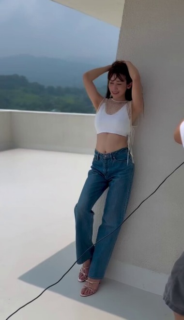 元NHK中川安奈アナ初グラビアオフショット (1)