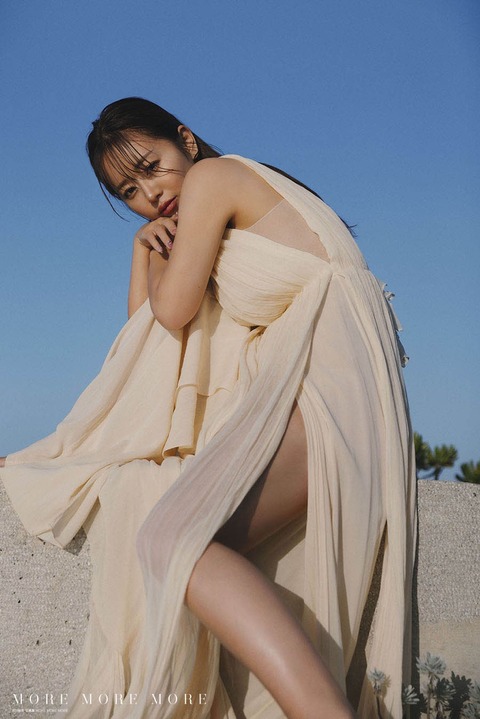 井口裕香 写真集 MORE MORE MORE4
