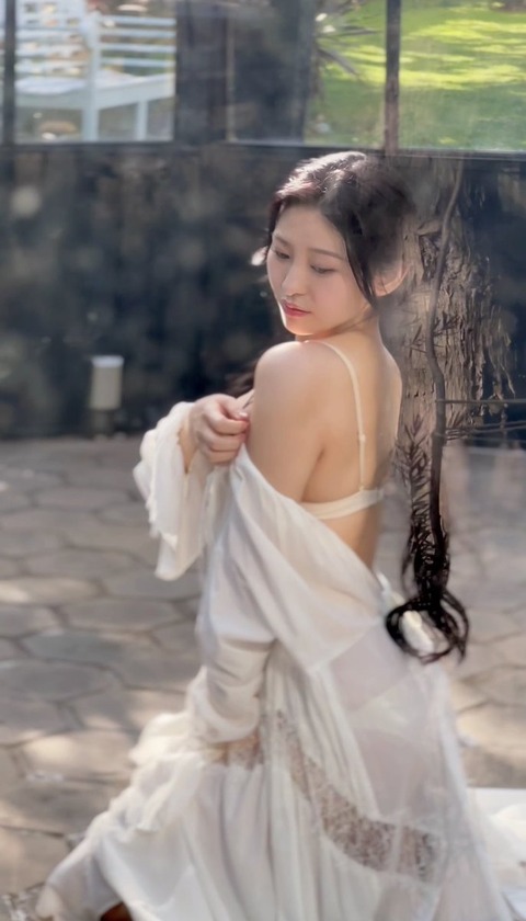 宇佐美えりFLASH下着グラビア