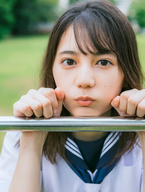 日向坂46小坂菜緒1st水着写真集「君は誰?」