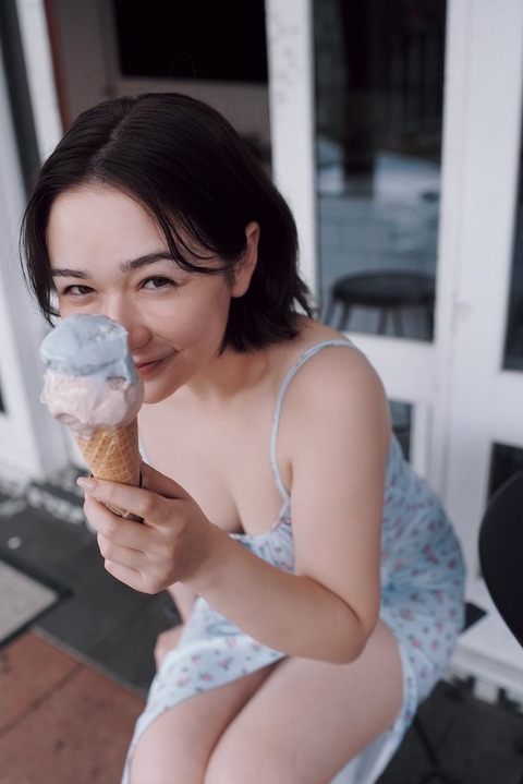 村重杏奈の最新写真集の先行カット