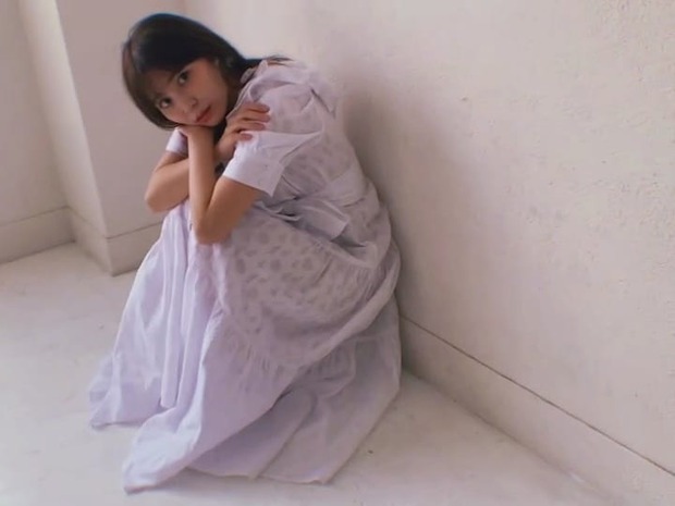 宮崎理奈2022年カレンダー下着姿