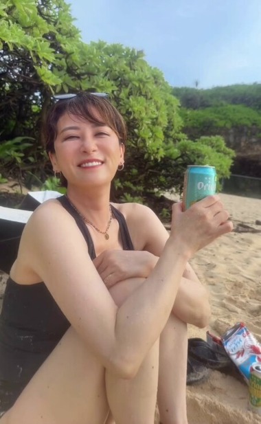 鈴木砂羽52歳水着ショット (4)