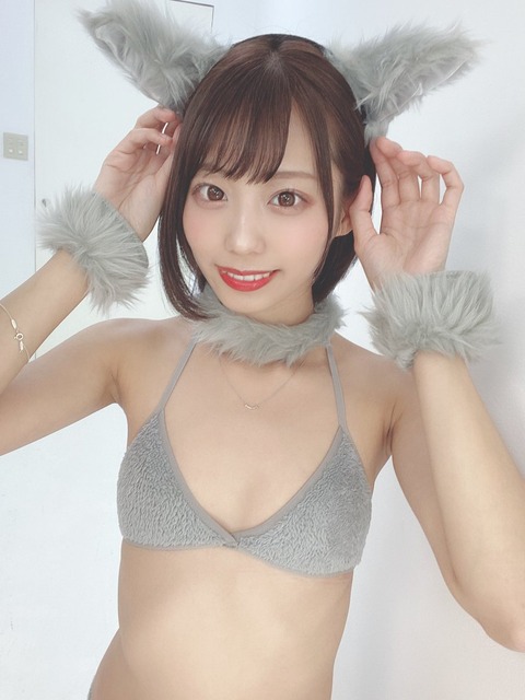 山岸奈津美水着グラビア