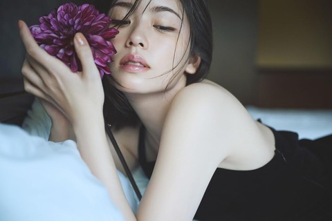 【水着画像あり】女優の小芝風花さん、艶セクシーショットに13万いいねが寄せられるwwwww2026年カレンダーで色気爆発！！！