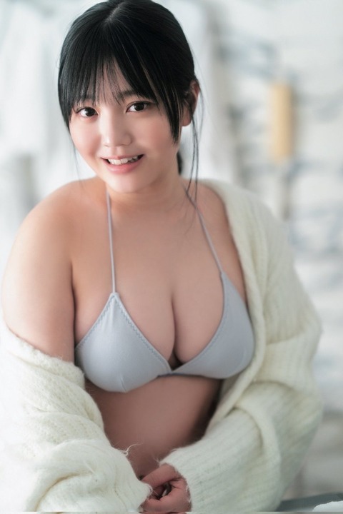 鈴原すずSPA水着グラビア