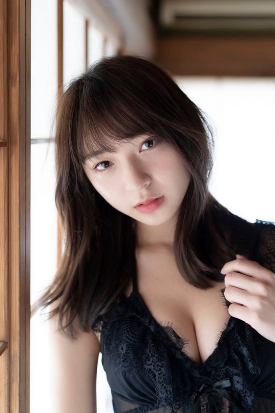 塩川莉世カップサイズ水着グラビア