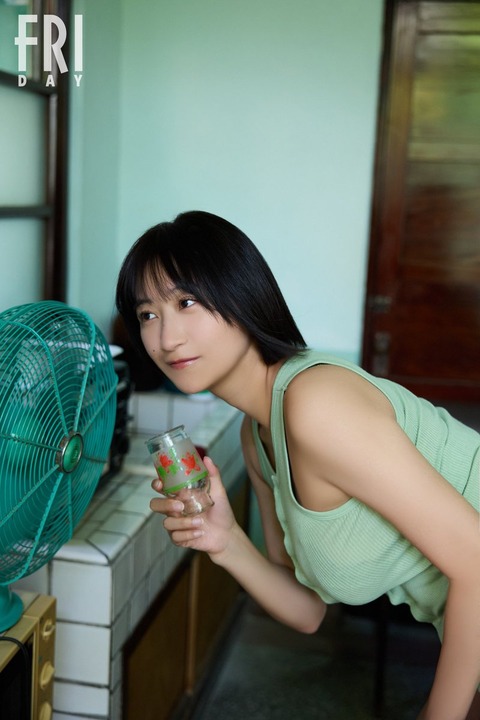 榎原依那1st写真集「Inaism」