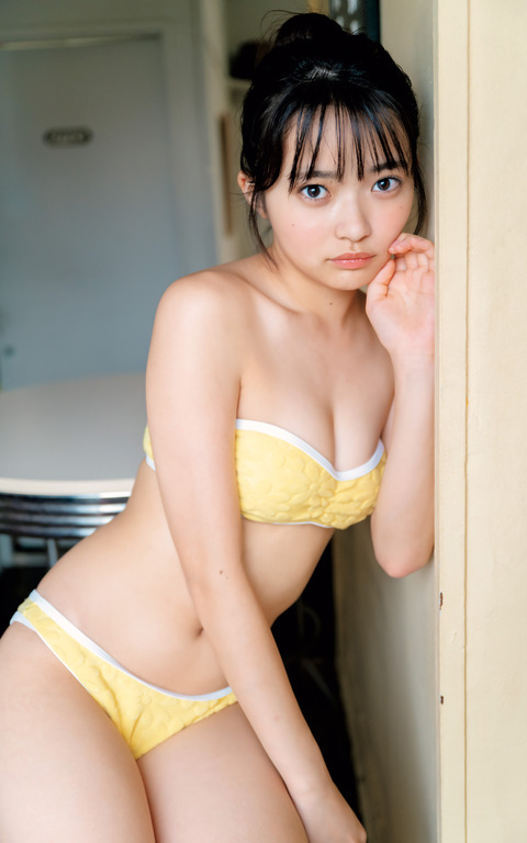 小森香乃ヤンジャン水着グラビア
