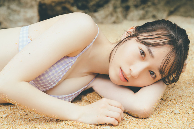 櫻坂46守屋麗奈1st写真集水着姿カット