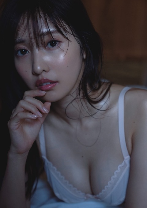 佐野ひなこ過激写真集「BE WITH ME」