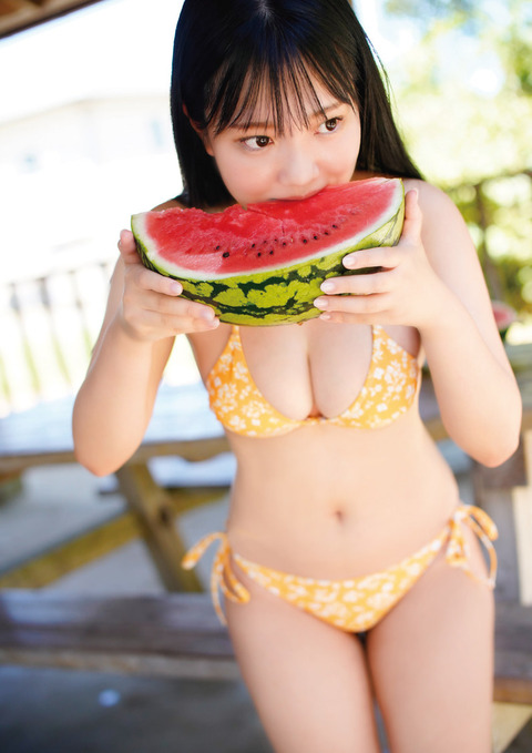 鈴原すずSTRiKE!水着グラビア写真集