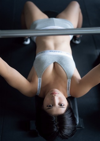 【画像】19歳女子プロレスラー、ムキムキ水着グラビアが美しすぎるwwwww山岡聖怜、カルバン・クラインで「戦うための筋肉」を披露！！！