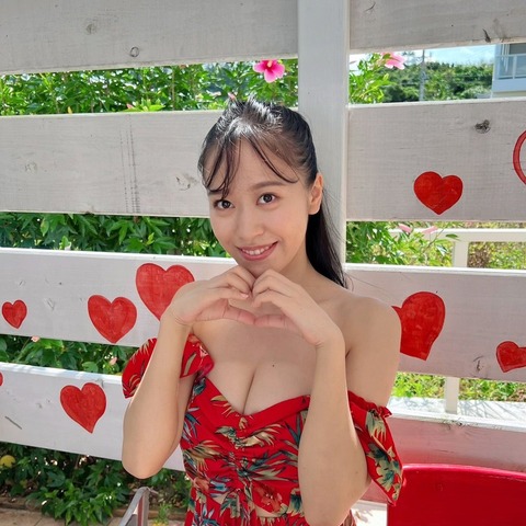 モーニング娘。小田さくら水着写真集『さくら日和』