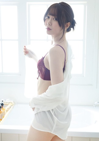【画像】美人すぎるプロ雀士・東城りお、下着姿で悩殺wwwwwwww初フォトエッセイでセクシーランジェリーグラビアを披露！！！