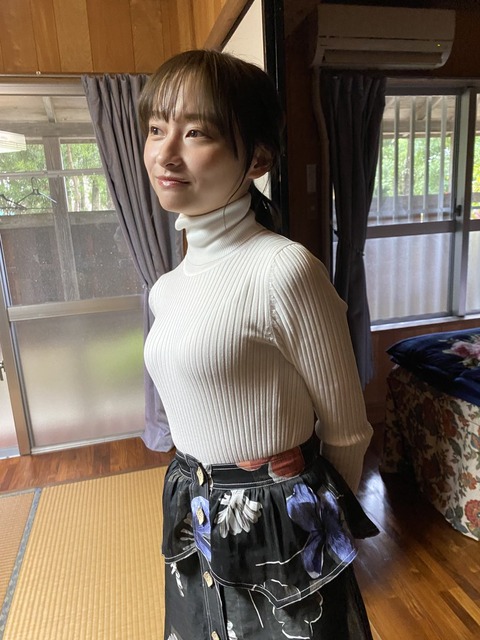 日向坂46影山優佳1st写真集ニット美乳オフショット