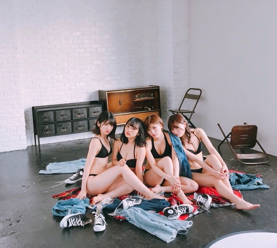 AKB48岡田奈々セクシーBOMB水着グラビア