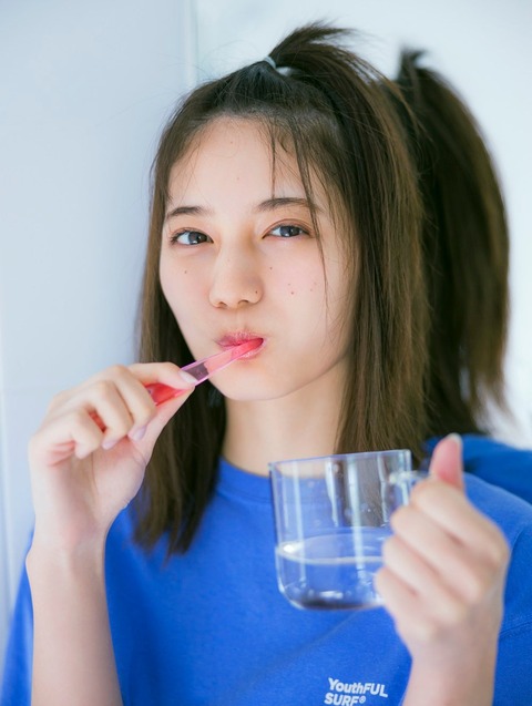 日向坂46小坂菜緒1st水着写真集「君は誰?」