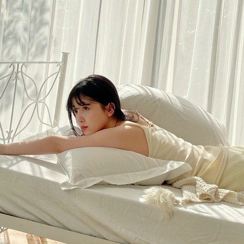 乃木坂46久保史緒里「WHITE graph」グラビア