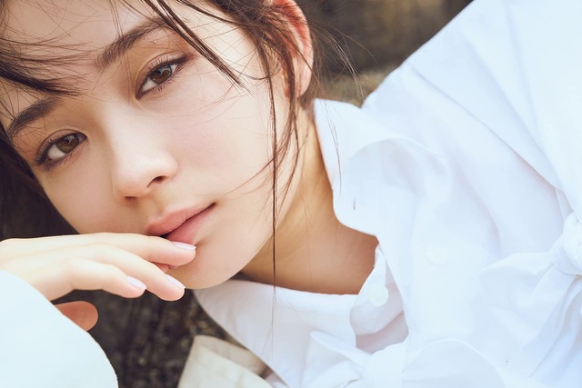 女優の畑芽育1st写真集